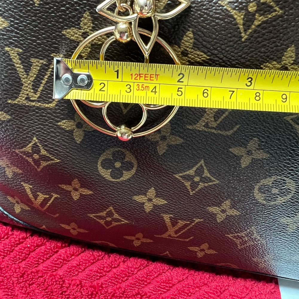 Louis Vuitton
Handbag Charm
Bloomy M67931 - Picture 10 of 13